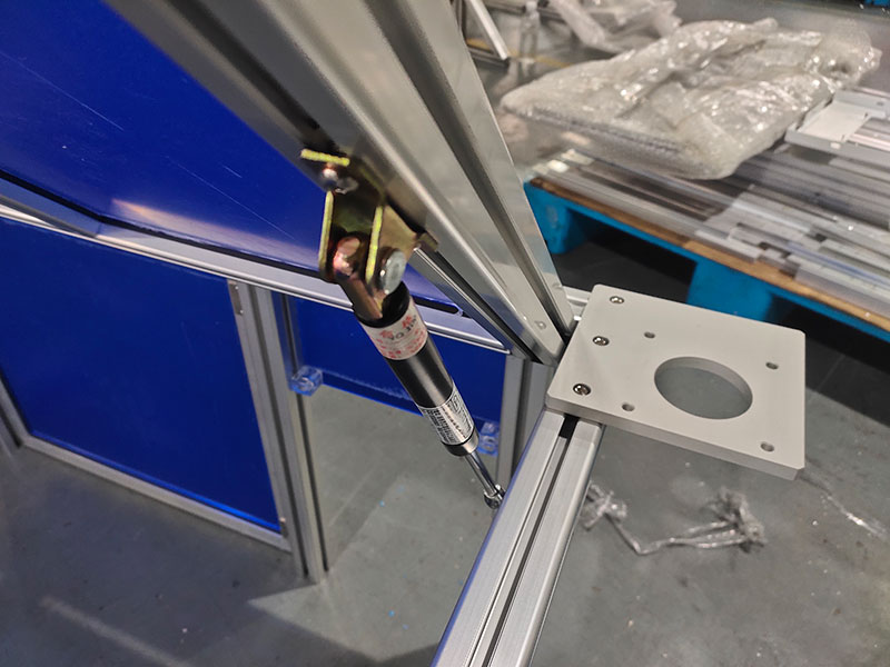 带气弹簧的设备防护罩